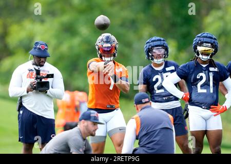 Chicago Bears quarterback Justin Fields carries the ball during an NFL  football game against the Washington Commanders Thursday, Oct. 13, 2022, in  Chicago. (AP Photo/Charles Rex Arbogast Stock Photo - Alamy