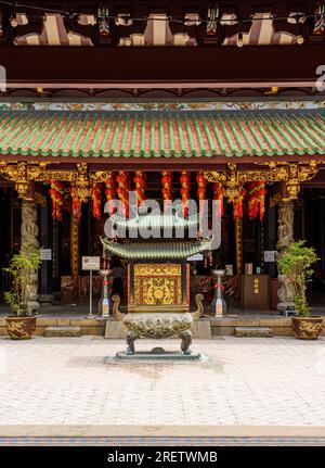 Thian Hock Keng Temple courtyard, Chinatown, Singapore Stock Photo
