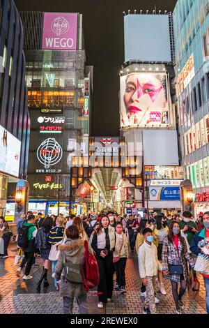 Night time view from the Ebisu bridge at Dotonbori, Osaka, of the entrance to the very long covered and crowded shopping street, Shin Sai bashi suji. Stock Photo