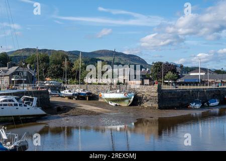 Porthmadog nestled on the picturesque Glaslyn Estuary in North Wales,  charming harbour town steeped in maritime history and natural beauty. Stock Photo