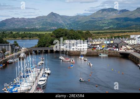 Porthmadog nestled on the picturesque Glaslyn Estuary in North Wales,  charming harbour town steeped in maritime history and natural beauty. Stock Photo