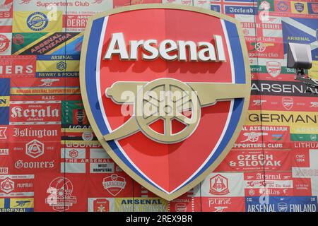 London, UK. 30 July 2023. Arsenal Football Club logo outside Emirates Stadium in Holloway. Credit: Waldemar Sikora/Alamy Live News Stock Photo