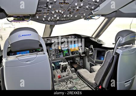 Cockpit of a Boeing 787 Dreamliner aircraft Stock Photo