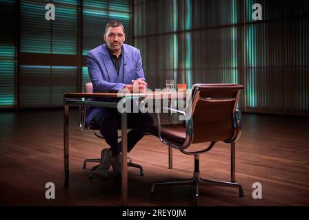 AMSTERDAM - Portrait of presenter Theo Maassen in the setting of the VPRO interview program Zomergasten. ANP PHIL NIJHUIS netherlands out - belgium out Stock Photo