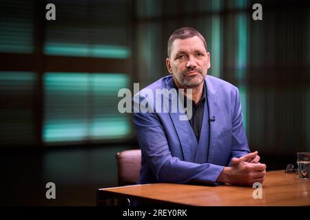 AMSTERDAM - Portrait of presenter Theo Maassen in the setting of the VPRO interview program Zomergasten. ANP PHIL NIJHUIS netherlands out - belgium out Stock Photo