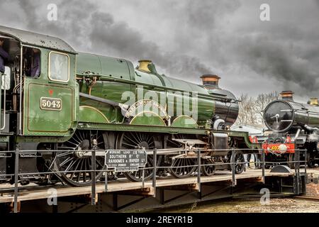 GWR 'Castle' 4-6-0 No. 5043 'Earl of Mount Edgcumbe' and No. 4079 'Pendennis Castle', Didcot Railway Centre, Oxfordshire, UK Stock Photo