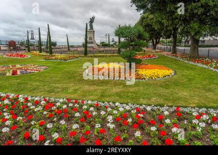 UK, Clacton on Sea, 30 june 2023, editorial, Marine Parade West, Garden of Remembrance, War Memorial, Bronze winged 'Angel of Victory' with a wreath o Stock Photo