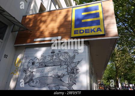 Edeka-Geschäft wirbt mit täglich frischem Fisch - Symbolbild Stock ...