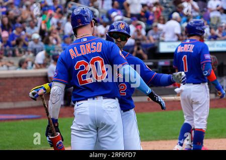 New York Mets Pete Alonso (20) congratulates New York Mets Francisco Lindor  (12) on his home run against the Chicago Cubs during the first inning of a  baseball game Wednesday, April 21