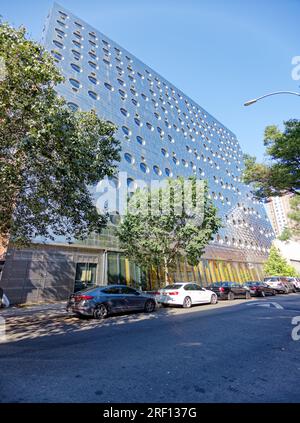 Chelsea: Dream Downtown Hotel is the stainless steel-clad conversion of National Maritime Union’s porthole-pierced HQ Annex. Stock Photo