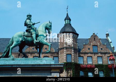 Jan Wellem Monument in front of the City Hall, equestrian statue, Duesseldorf, North Rhine-Westphalia, Germany Stock Photo