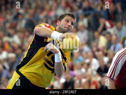 ARCHIVE PHOTO: Daniel STEPHAN turns 50 on August 3, 2023, 06SN STEPHAN180704SP.jpg Daniel STEPHAN, Germany, handball, German national handball team, DHB team, action, landscape format, in the international game Germany - Russia 27:34, 18.07.2004 . ?SVEN SIMON#Prinzess-Luise-Str.41#45479 M uelheim / R uhr#tel.0208/9413250 fax:0208/9413260 Account 1428150 C ommerzbank E ssen BLZ 36040039 www.photopool.de. Stock Photo