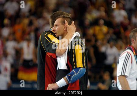 ARCHIVE PHOTO: Daniel STEPHAN turns 50 on August 3, 2023, 69 SN HandbFin2904SP.JPG Christian SCHWARZER is comforted by Daniel STEPHAN, horizontal format, Croatia -Germany, 26-24 -handball final- of the men, 29.08.2004 Olympia 2004 Athens, Olympic Summer Games 2004 Athens from 13.08.-29.08.2004 ?SVEN SIMON, Princess-Luise-Str.41#45479 Muelheim/Ruhr#tel.0208/9413250#fax 0208/9413260#account 1428150 C ommerzbank E ssen BLZ 36040039#www.SvenSimon.net #email:SvenSimon@t-online.de. Stock Photo