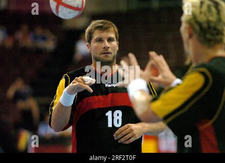 ARCHIVE PHOTO: Daniel STEPHAN turns 50 on August 3, 2023, 27SN HANDBALL1608SP.jpg Handball, preliminary round, Egypt - Germany EGY - GER 14:26 action, Daniel STEPHAN, pass to Stefan KETZSCHMAR, horizontal format, 15.08.2004. 2004 Athens Olympics, 2004 Athens Summer Olympics from August 13th to August 29th, 2004 ?SVEN SIMON, Princess-Luise-Str.41#45479 Muelheim/Ruhr#tel.0208/9413250#fax 0208/9413260#account 1428150 Commerzbank E ssen BLZ 36040039#www.SvenSimon.net#e-mail:SvenSimon@t-online.de07 SN Eroeffnung.jpg. Stock Photo