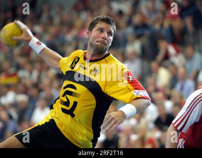 ARCHIVE PHOTO: Daniel STEPHAN turns 50 on August 3, 2023, 05SN STEPHAN180704SP.jpg Daniel STEPHAN, Germany, handball, German national handball team, DHB team, action, landscape format, in the international game Germany - Russia 27:34, 07/18/2004 . ?SVEN SIMON#Prinzess-Luise-Str.41#45479 M uelheim/R uhr#tel.0208/9413250 fax:0208/9413260 Account 1428150 C ommerzbank E ssen BLZ 36040039 www.photopool.de. Stock Photo