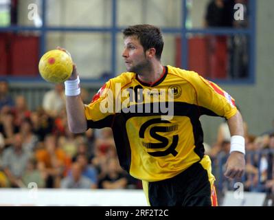 ARCHIVE PHOTO: Daniel STEPHAN turns 50 on August 3, 2023, 08SN STEPHAN180704SP.jpg Daniel STEPHAN, Germany, handball, German national handball team, DHB team, action, landscape format, in the international game Germany - Russia 27:34, 18.07.2004 . ?SVEN SIMON#Prinzess-Luise-Str.41#45479 M uelheim/R uhr#tel.0208/9413250 fax:0208/9413260 Account 1428150 C ommerzbank E ssen BLZ 36040039 www.photopool.de. Stock Photo