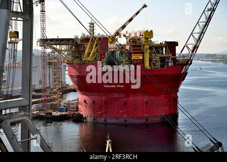 Norwegian crane ship Uglen and floating storage/production vessel ...