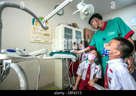 Elementary school students in Bogor City, Indonesia, see a dental health service room during a hospital tour of the Vania Bogor Hospital Stock Photo