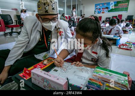 Elementary school students in Bogor City, Indonesia, carry out coloring activities on health-themed pictures while visiting the Vania Bogor Hospital Stock Photo