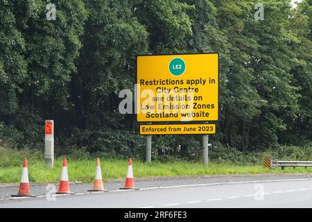 Glasgow LEZ sign on the M8 motorway, Glasgow, Scotland, UK Stock Photo