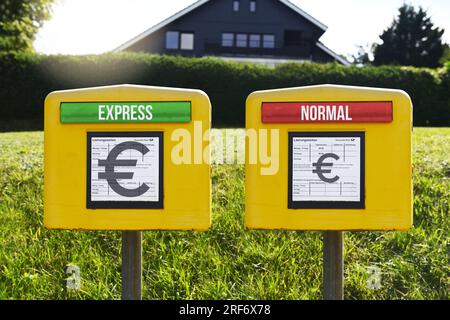 FOTOMONTAGE, Zwei Briefkästen mit grüner und roter Klappe, Eurozeichen und Aufschrift express und normal, Symbolfoto für eine Zwei-Klassen-Briefzustel Stock Photo