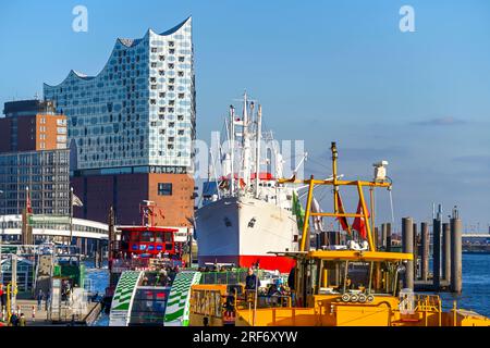 Hafen an den St. Pauli Landungsbrücken in Hamburg, Deutschland Stock Photo