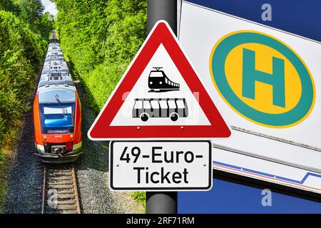 FOTOMONTAGE, Schild mit Aufschrift 49-Euro-Ticket, Regionalbahn und Bushaltestellenschild, 49-Euro-Ticket als möglicher Nachfolger des Neun-Euro-Ticke Stock Photo