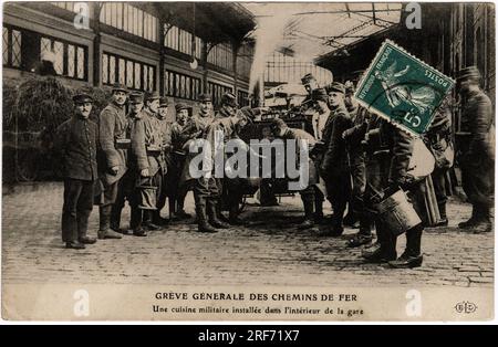 Une cuisine militaire installee dans l'interieur de la gare, pendant la greve generale des chemins de fer. Carte postale debut du XXeme siecle. Stock Photo