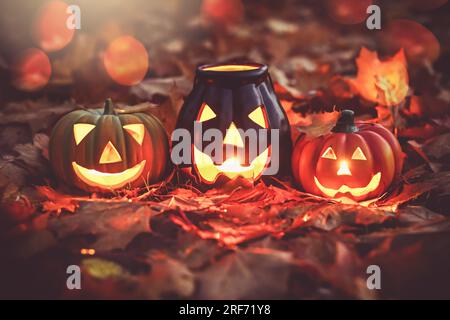 Halloween-Kürbis-Deko und Herbstlaub Stock Photo