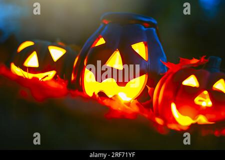 Halloween-Kürbis-Deko und Herbstlaub Stock Photo