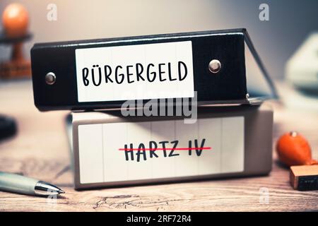 FOTOMONTAGE, Zwei Ordner mit Aufschrift Bürgergeld und durchgestrichener Aufschrift Hartz IV Stock Photo