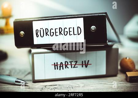 FOTOMONTAGE, Zwei Ordner mit Aufschrift Bürgergeld und durchgestrichener Aufschrift Hartz IV Stock Photo