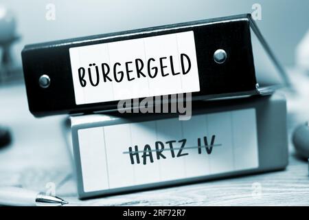 FOTOMONTAGE, Zwei Ordner mit Aufschrift Bürgergeld und durchgestrichener Aufschrift Hartz IV Stock Photo