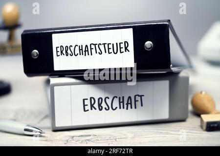 FOTOMONTAGE, Zwei Ordner mit Aufschrift Erbschaft und Erbschaftsteuer Stock Photo