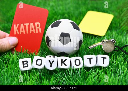 FOTOMONTAGE, Fußball, rote Karte mit Aufschrift Katar und Schriftzug Boykott auf Fußballrasen, Symbolfoto Boykott der Fußball-Weltmeisterschaft Stock Photo