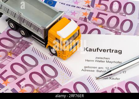 Ein Kaufvertrag für einen neuen Lastwagen. Investieren in neue Fahrzeuge bringt Kostenvorteile, LKW, 500er Eurobanknoten, Stock Photo