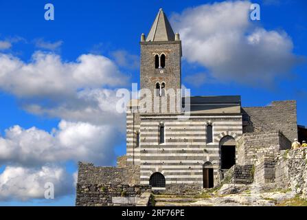 Die Chiesa San Pietro in Portovenere, Ligurien, Nordwestitalien. Die Kirche wurde im 8. Jahrhundert in großartiger Panoramalage auf einem ins Meer rag Stock Photo