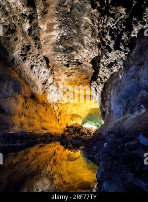 Wasserspiegelung in der Cueva Cuevas de los Verdes, von Cesar Manrique aufwendig illumiertes Höhlensystem eines Lavatunnels, Lanzarote, Kanarische Ins Stock Photo