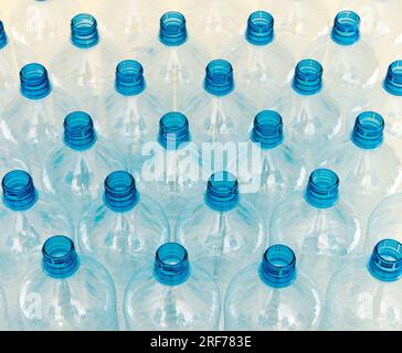 Leere Wasserflaschen, blauer Verschluss Stock Photo