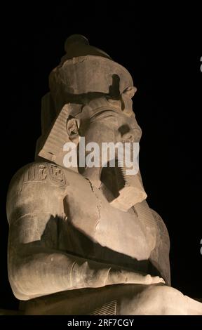Statue Ranses Ii Statue Ramses II am Pylon, altägyptischer Luxor-Tempel, Luxor, Ägypten ...