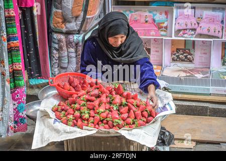 Frau verkauft frische Erdbeeren, Khan el-Khalili Basar, Altstadt, Kairo, Ägypten Stock Photo