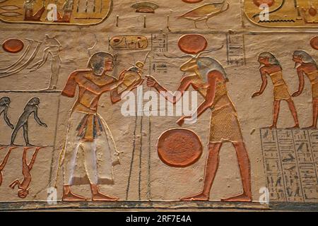 Gott Ra als widderköpfiger Mann (rechts) Grab Ramses IX, KV 6, Tal der Könige, Theben-West, Ägypten Stock Photo