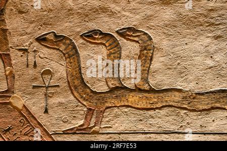 Relief, Fabelwesen, dreiköpfige Schlange, Grab Ramses III, KV11, Tal der Könige, Theben-West, Ägypten Stock Photo
