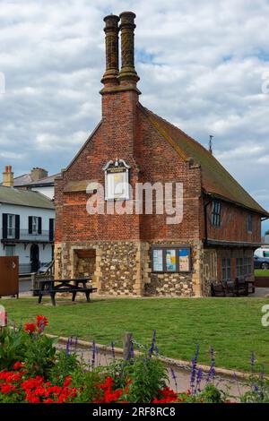 Moot Hall in Aldeburgh, a coastal town in Suffolk,is a timber framed Tudor building completed around 1550 and now Aldeburgh Museum, Suffolk, England Stock Photo