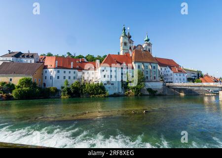 Steyr: house Bürgerspital, Saint Michael's Church, river Steyr in Steyr, Nationalpark Region, Oberösterreich, Upper Austria, Austria Stock Photo