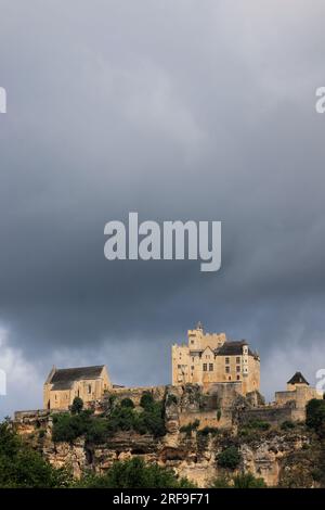 Le château fort et l’église fortifiée de Beynac en Périgord dans la vallée de la Dordogne, France, Europe Stock Photo