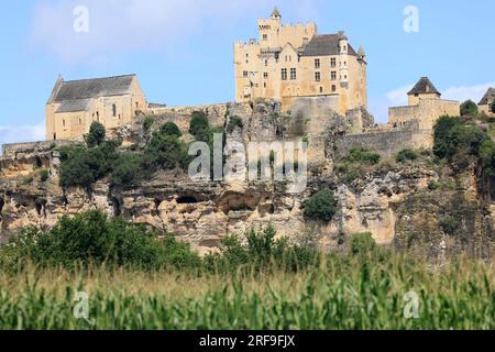 Le château fort et l’église fortifiée de Beynac en Périgord dans la vallée de la Dordogne, France, Europe Stock Photo