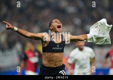 Coach Paulo Autori of Brazil's Athletico Paranaense scratches his head  during a Copa Libertadores round of sixteen second leg soccer match against  Argentina's River Plate at the Libertadores de America stadium in