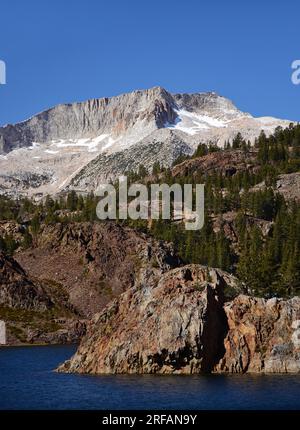 stunning ellery lake and snow-capped mountain peaks near the eastern entrance to  yosemite national park, california Stock Photo