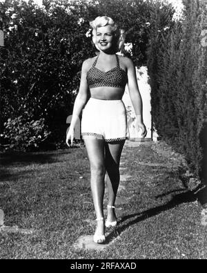 BETTY GRABLE circa 1945 candid full length portrait at home publicity for Twentieth Century Fox Stock Photo